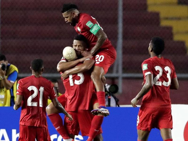 Jugadores de Panamá celebrando el gol Azmahar Ariano que les dio el triunfo ante Jamaica.