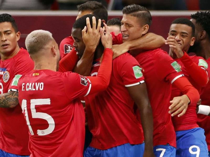 El extremo costarricense Joel Campbell celebra junto a sus compañeros tras anotar ante Nueva Zelanda el gol de la clasificación al Mundial.