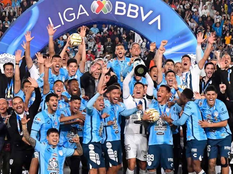 Jugadores del Pachuca y cuerpo técnico celebran con el trofeo de campeones del Torneo Apertura 2022 de la Liga MX.