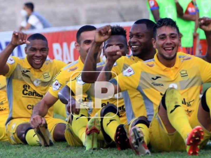 Los jugadores del Real España celebrando el gol de Maikel García.