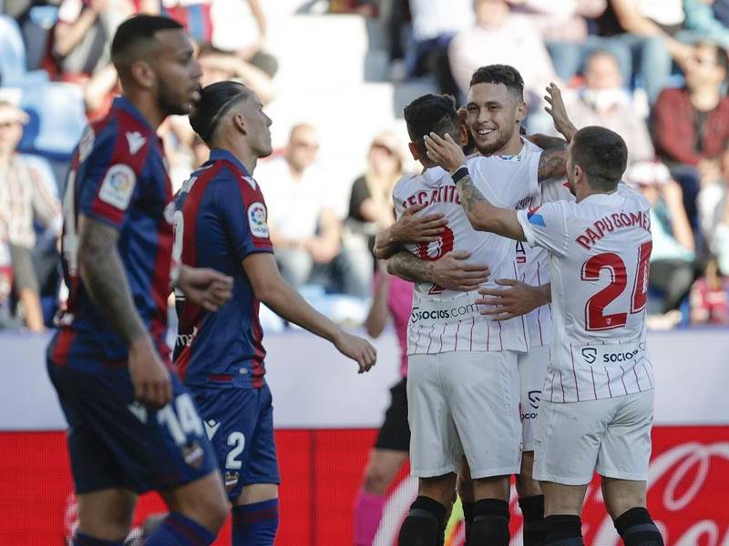 El mexicano ‘Tecatito‘ Corona es felicitado por sus compañeros tras su primer gol en el partido para Sevilla ante Levante.