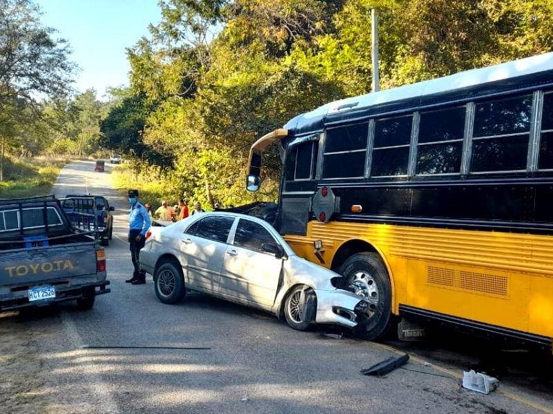 La colisión le arrebató la vida al conductor del turismo.