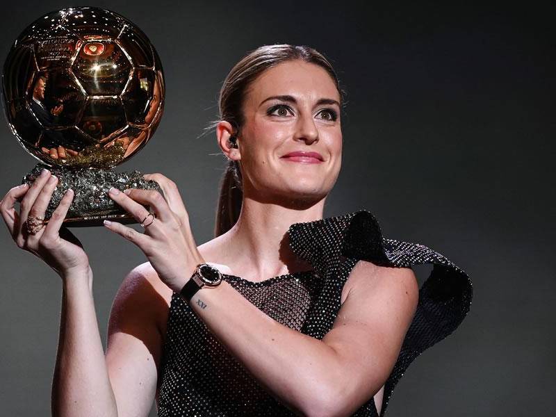 Alexia Putellas levantando su segundo Balón de Oro Femenino en el Theatre du Chatelet.