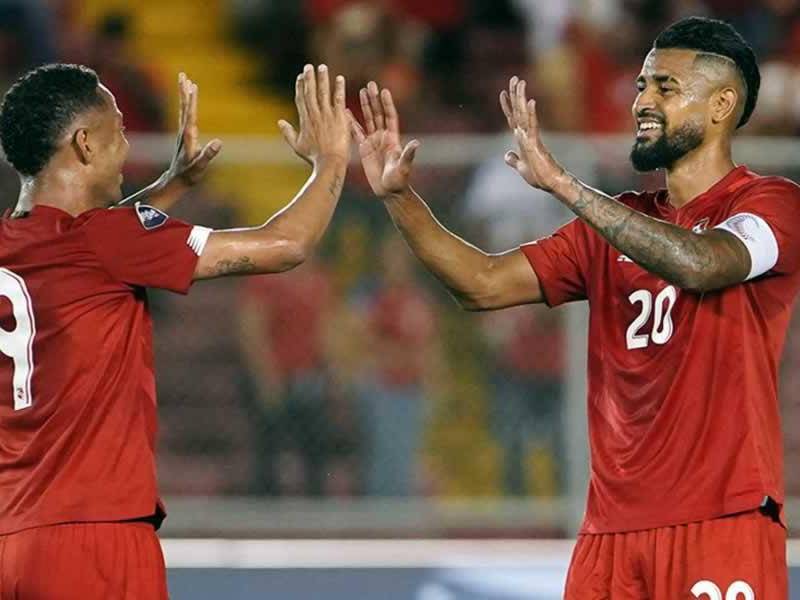 Gabriel Torres y Aníbal Godoy celebran el primer gol del partido para Panamá contra Martinica.