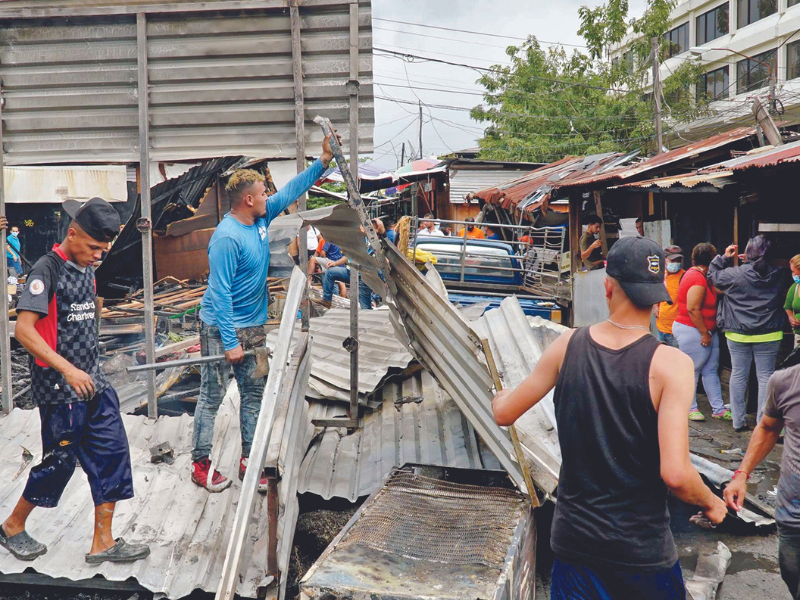 Bomberos siguen investigando causa del siniestro que consumió 14 puestos.