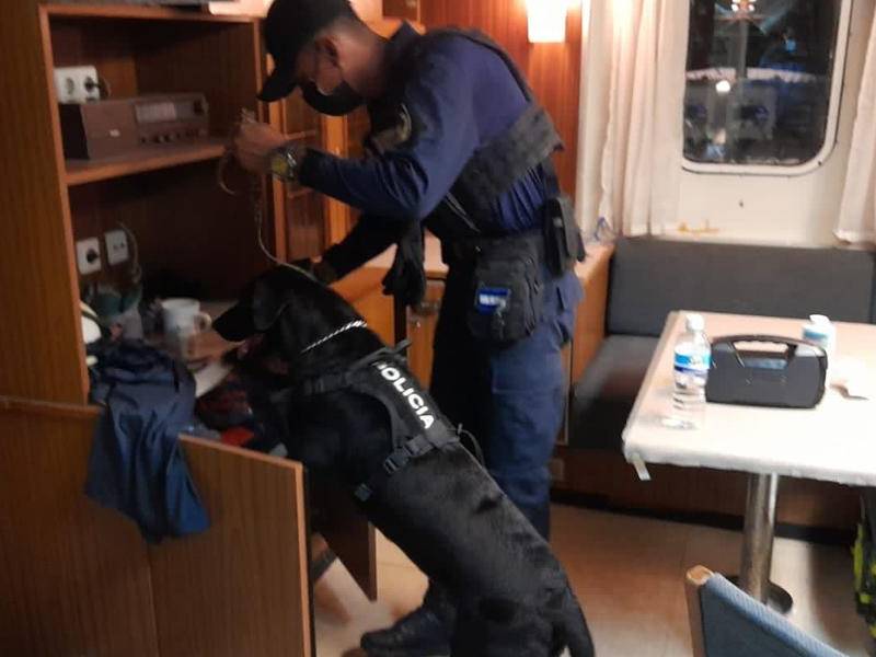 Los agentes de la Policía Nacional encontraron la droga dentro del barco.