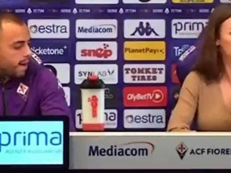 Arthur Cabral, delantero brasileño de la Fiorentina, se ha vuelto viral por la forma de mirar a la jefa de prensa de su equipo durante una conferencia.
