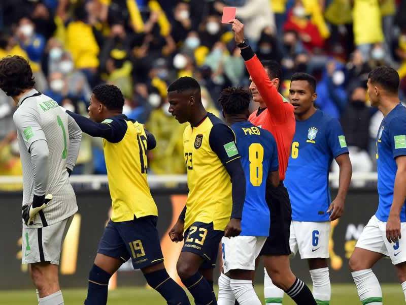 El árbitro colombiano Wilmar Roldán expulsado a Alisson Becker en el Ecuador-Brasil, pero después anuló la roja con ayuda del VAR.