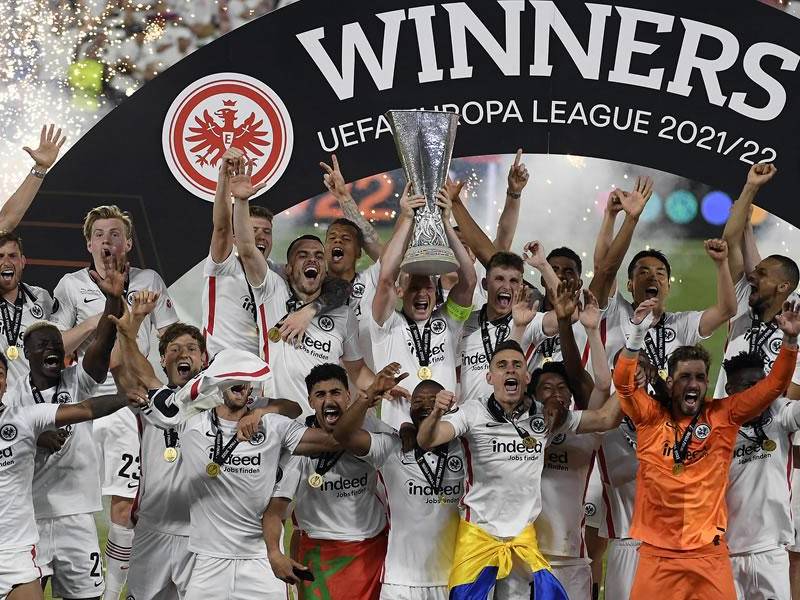 Jugadores del Eintracht Frankfurt celebran con el trofeo de la Europa League.
