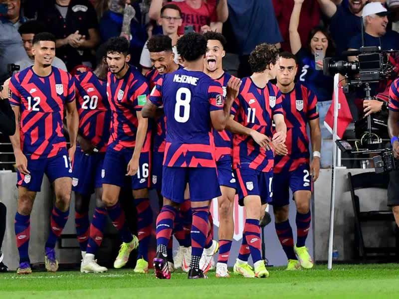 Jugadores de Estados Unidos festejan uno de los goles de la remontada contra Costa Rica.