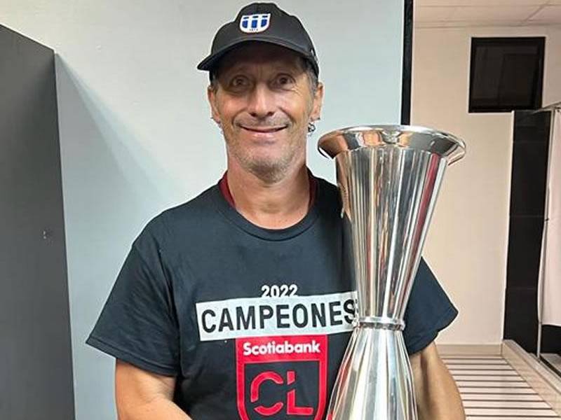 Pedro Troglio, feliz posando con su primer trofeo internacional como entrenador del Olimpia.