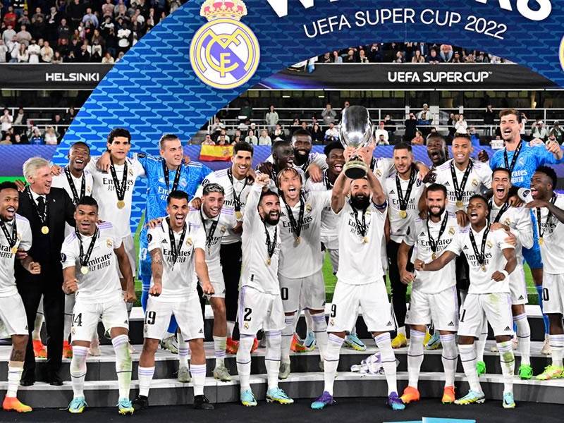 El capitán Karim Benzema levantó el trofeo de supercampeón de la Supercopa de Europa.