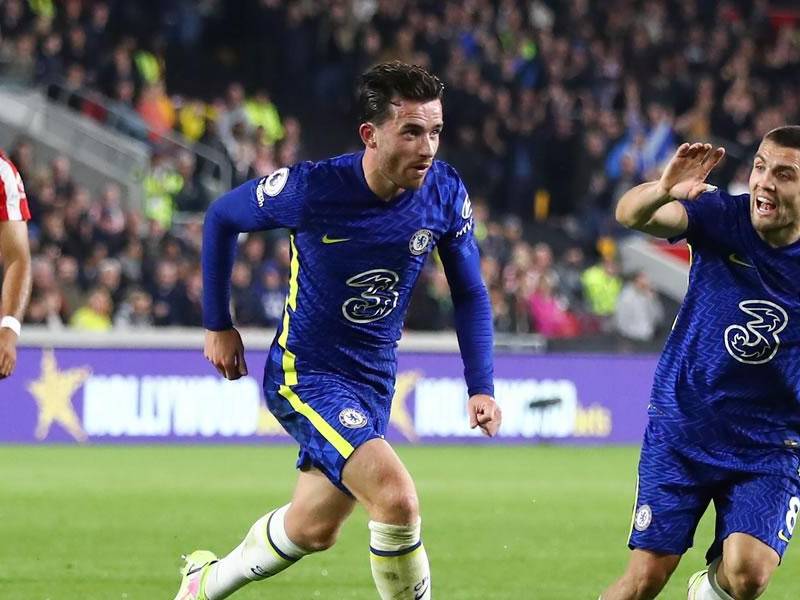 El defensa inglés Ben Chilwell corre a celebrar su golazo que dio la victoria al Chelsea.