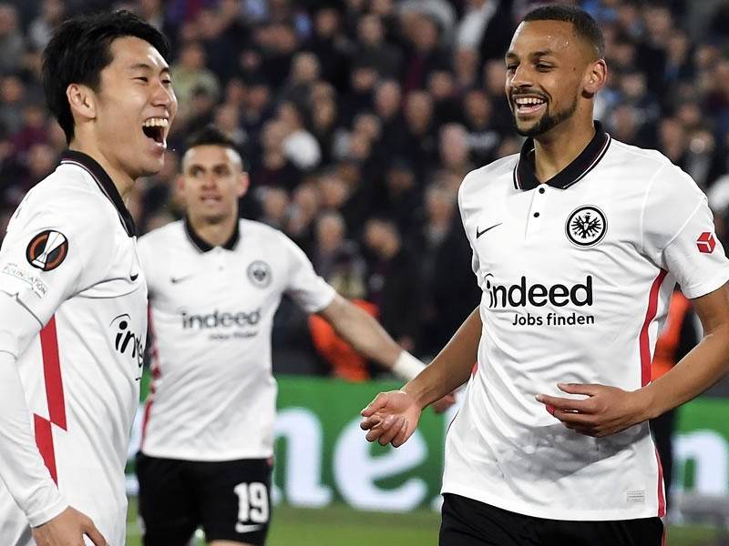 El japonés Daichi Kamada celebra su gol que dio el triunfo al Eintracht Frankfurt en el estadio del West Ham.