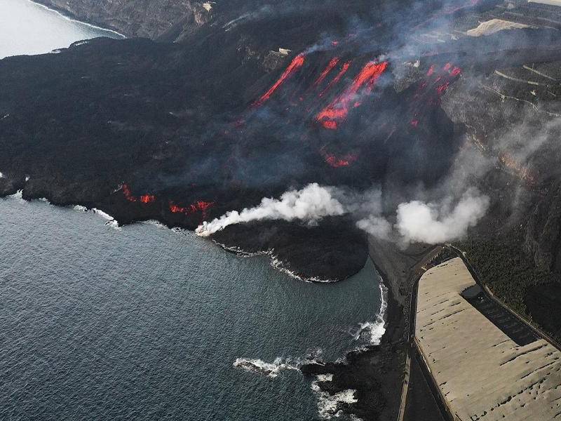 La lava expulsada desde Cumbre Vieja avanza sobre la Playa de los Guirres en foto reciente.