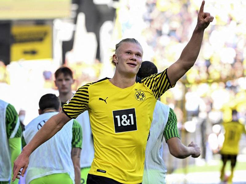 Erling Haaland se reencontró con el gol marcando un doblete en la victoria del Borussia Dortmund ante el Wolfsburgo.