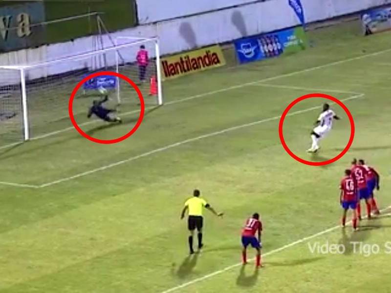 Edrick Menjívar le tapó el penal a Byron Rodríguez, delantero del Platense.
