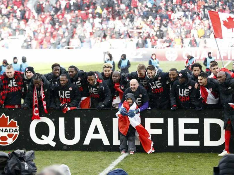 Los jugadores de Canadá celebrando la clasificación al Mundial de Qatar 2022 tras golear a Jamaica.