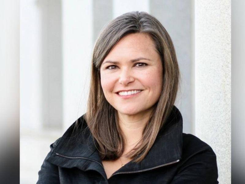 Emily Mendrala, diplomática del Gobierno de Joe Biden.