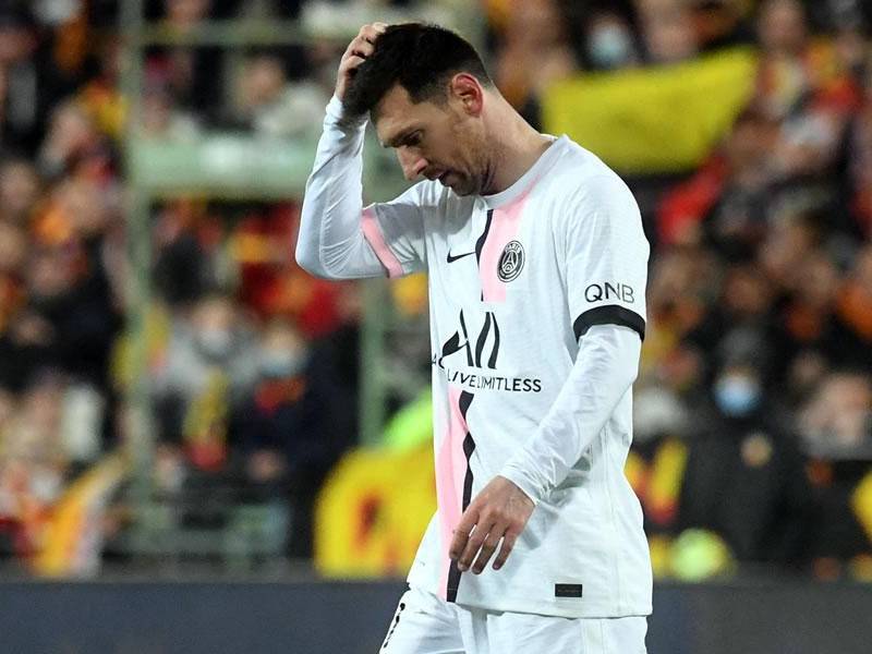 Lionel Messi se marchó cabizbajo del campo del Lens al final del partido.
