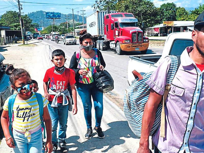 Familias enteras salen cada día del país.