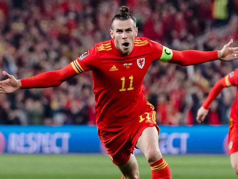 Gareth Bale con los brazos extendidos celebrando su golazo de tiro libre contra Austria.