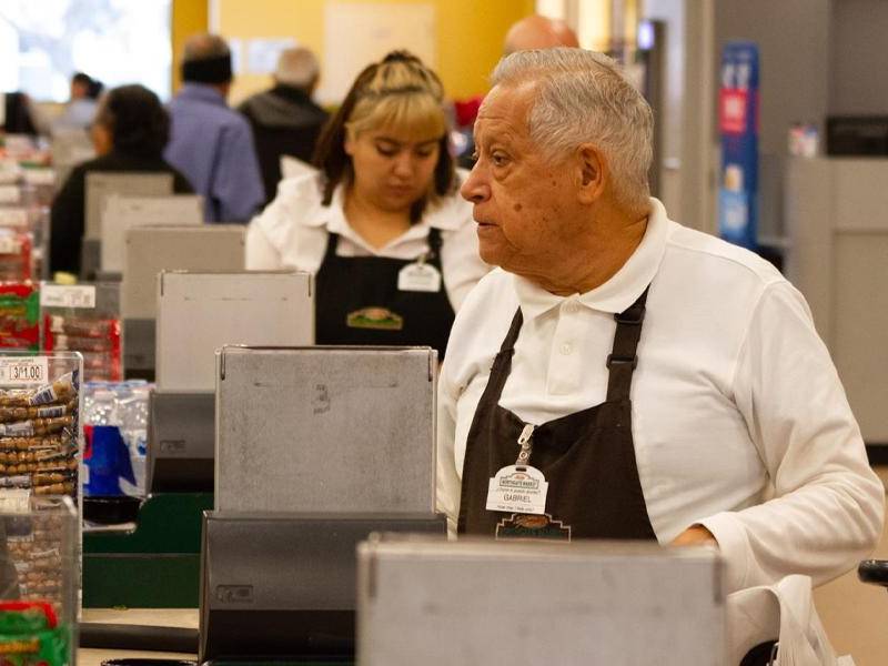 Un empleado de un supermercado en Norwalk, California.