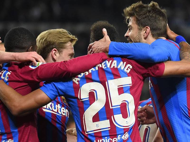 Pierre Emerick Aubameyang es felicitado por sus compañeros tras marcar el gol de la victoria del Barcelona ante la Real Sociedad.