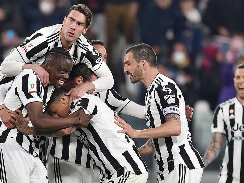 Jugadores de la Juventus festejan el gol de Federico Bernardeschi para el 1-0 ante la Fiorentina.