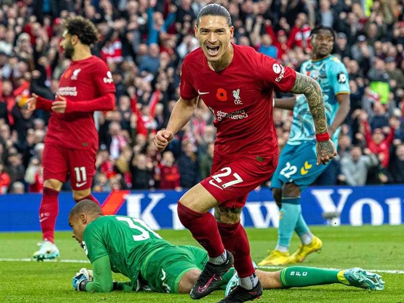 El uruguayo Darwin Núñez anotó un doblete para la victoria del Liverpool ante el Southampton en la Premier League.