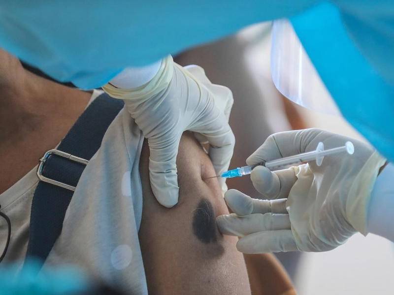 Una persona recibiendo una dosis de vacuna.