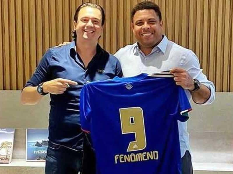 Ronaldo Nazario posando con el presidente del Cruzeiro, Sérgio Santos Rodrigues.