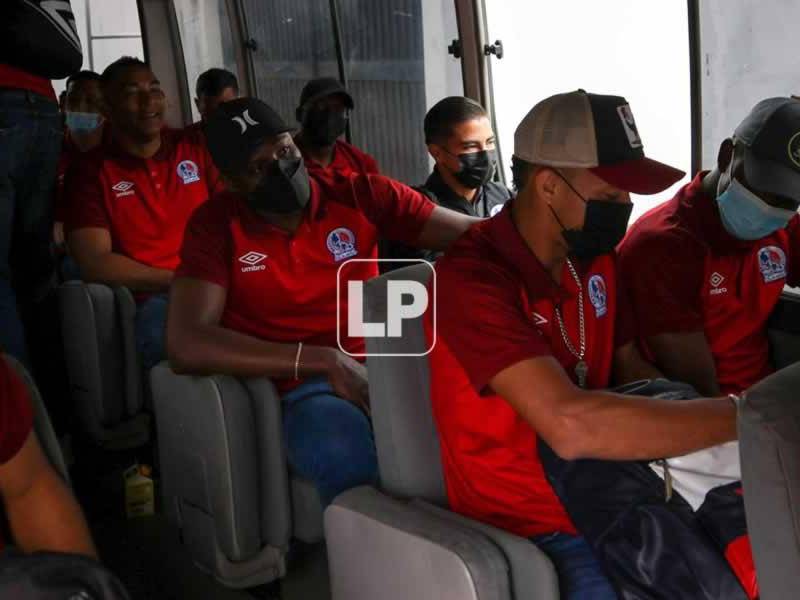 Los jugadores del Olimpia en el autobús camino al aeropuerto para viajar a Estados Unidos.