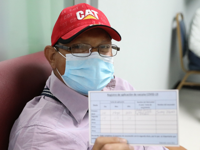 Un paciente renal con su carnet de vacunación.