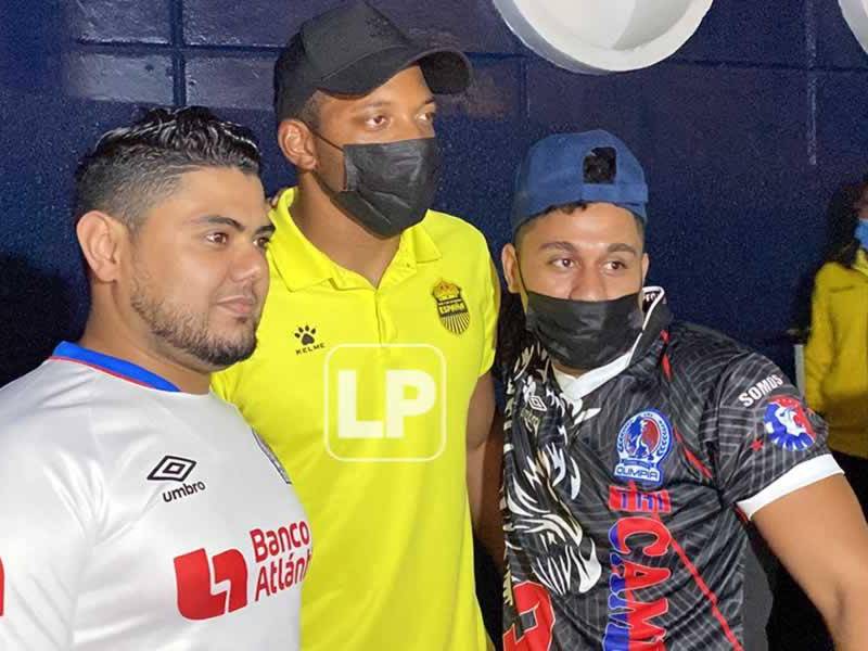 Luis ‘Buba‘ López posando con aficionados del Olimpia tras el final del partido en el Nacional.