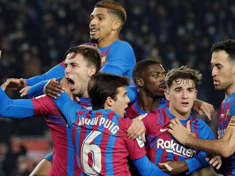 Los jugadores del FC Barcelona celebran el tercer gol del equipo blaugrana frente al Elche.