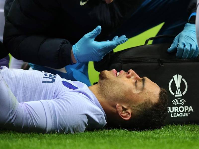 Sergiño Dest cayó lesionado en el duelo de la Europa League ante el Galatasaray.