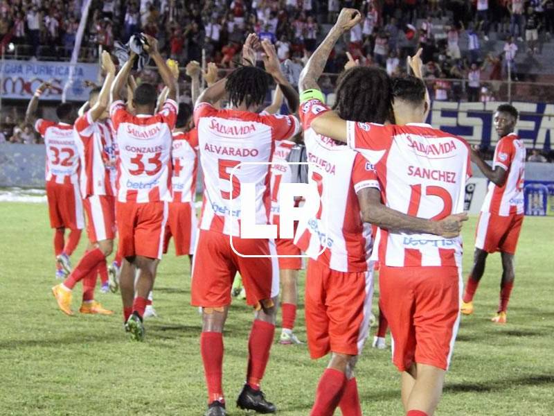 Los jugadores del Vida celebrando con su afición el triunfo frente al Victoria.