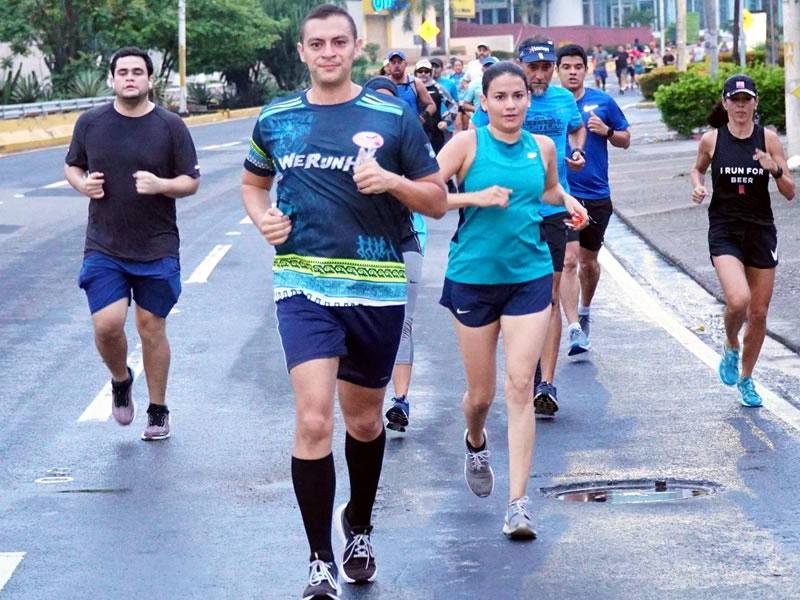 Los corredores gozaron del apoyo de los patrocinadores como Gatorade, Pollo Norteño y Michelob Ultra a lo largo del recorrido.