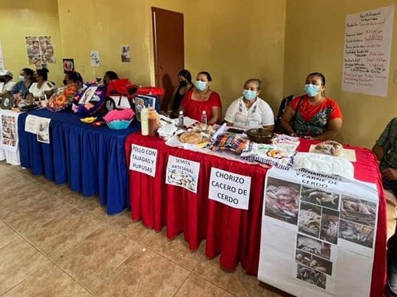 Al finalizar el taller los 23 emprendedores montaron un expoferia para mostrar y vender sus productos en Río Lindo.