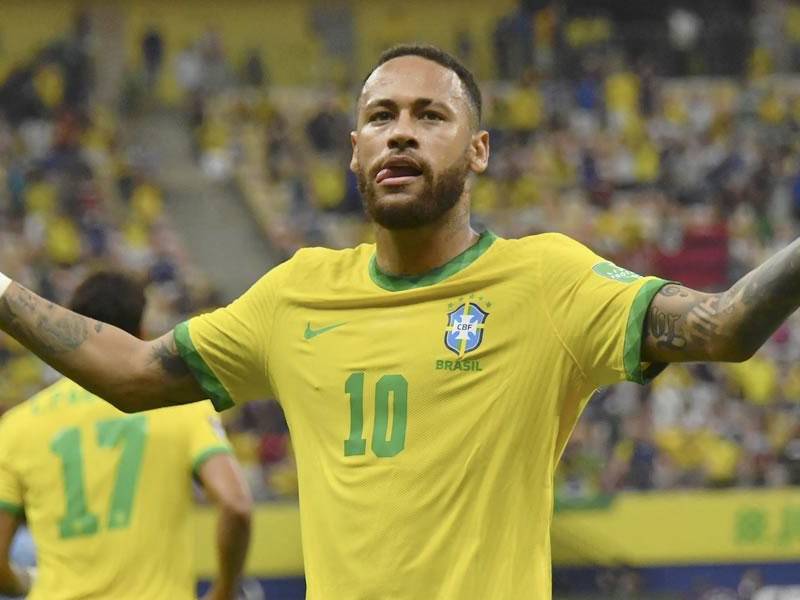 Neymar guió el triunfo de Brasil sobre Uruguay en la eliminatoria sudamericana.