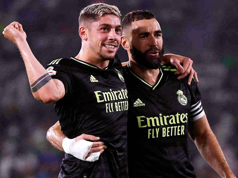 Fede Valverde y Karim Benzema fueron las figuras del triunfo del Real Madrid contra el Elche en la Liga Española.