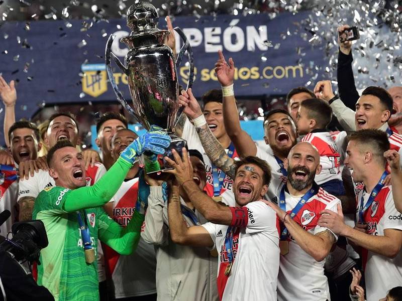 Jugadores de River Plate alzando el trofeo de campeones del fútbol argentino.
