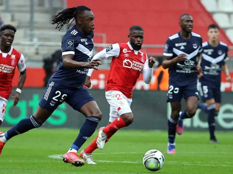 Alberth Elis conduciendo el balón en un lance del primer tiempo del partido contra el Reims.