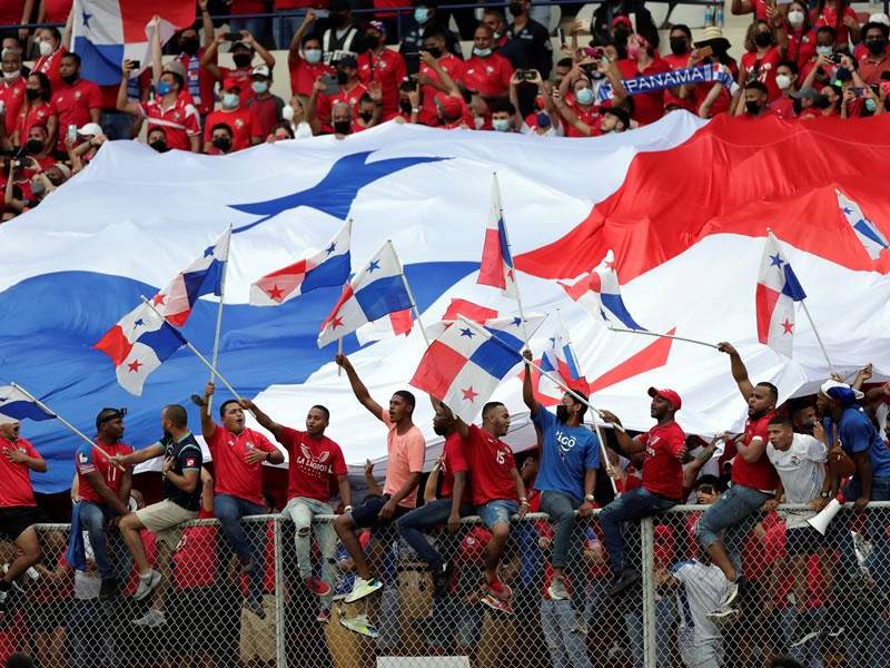 Aficionados panameños animando a su selección en un partido de las eliminatorias de Concacaf para el Mundial de Qatar 2022.
