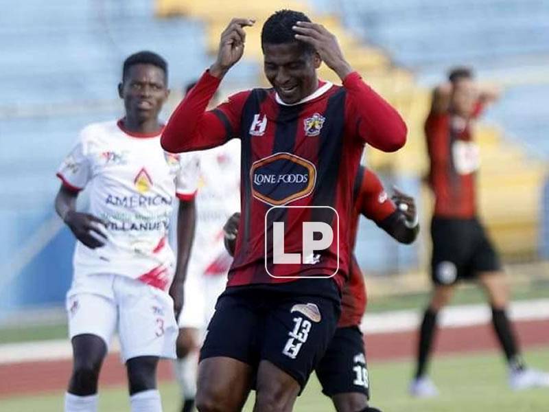 Carlo Costly se lamenta tras no poder marcar contra el Villanueva FC.