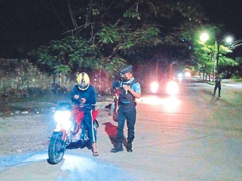 Los vigilantes del centro educativo no se dan abasto para prestar seguridad.