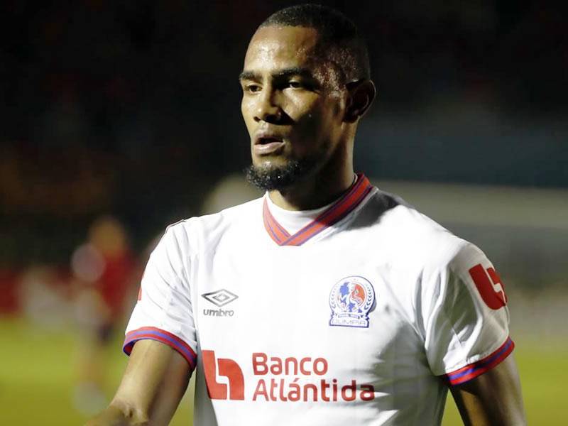 Jerry Bengtson con cara de pocos amigos después de su expulsión contra el Municipal.