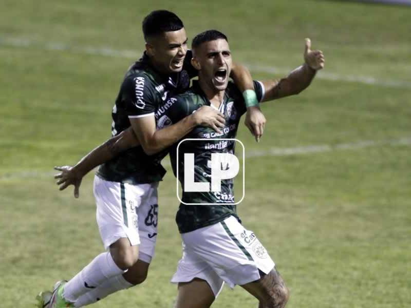 Isaac Casitllo y Lucas Campana celebrando el segundo gol del Marathón contra el Victoria.