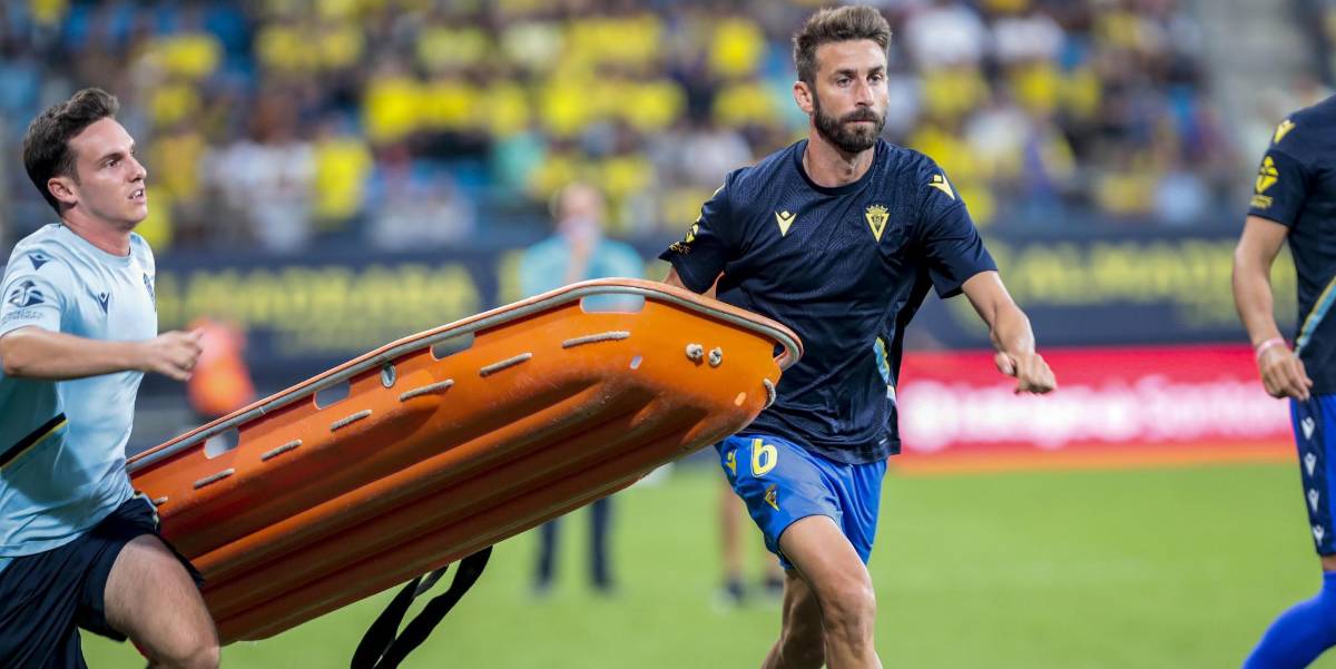 El Cádiz-Barcelona fue detenido por grave problema de salud de un aficionado